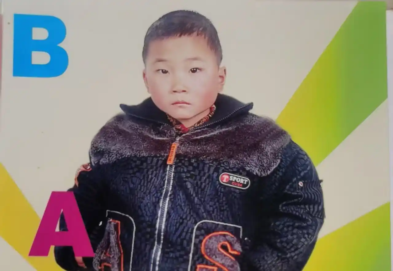 教室里认真学习的学生