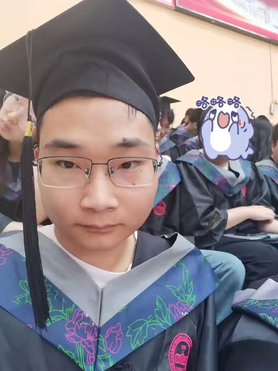 毕业典礼上的年轻人